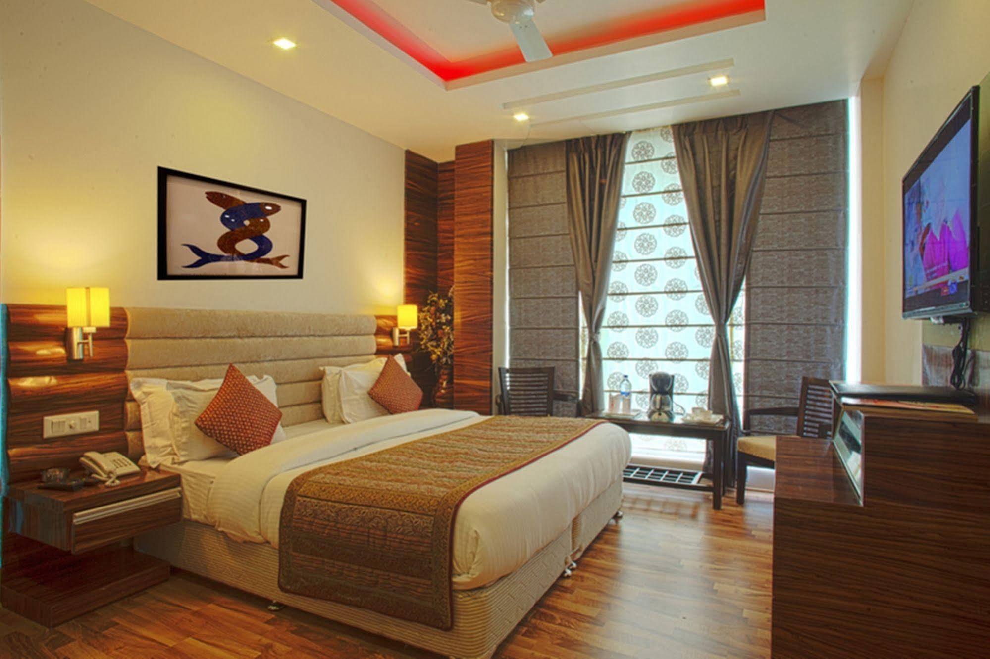 Hotel Delhi 55 -City Center New Delhi Bagian luar foto