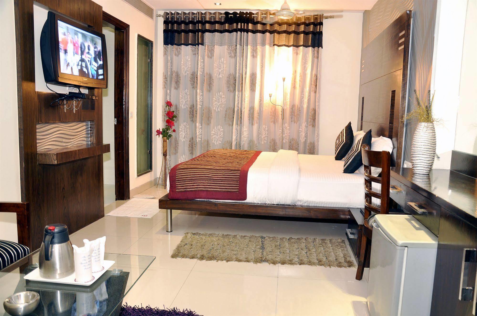 Hotel Delhi 55 -City Center New Delhi Bagian luar foto