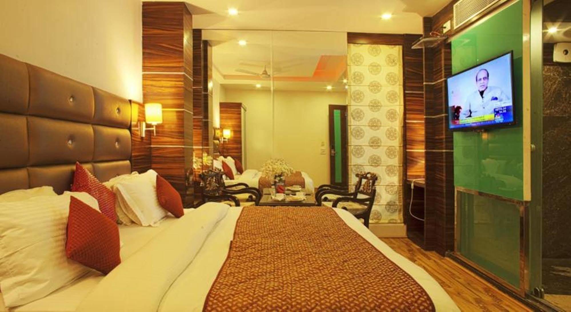 Hotel Delhi 55 -City Center New Delhi Bagian luar foto