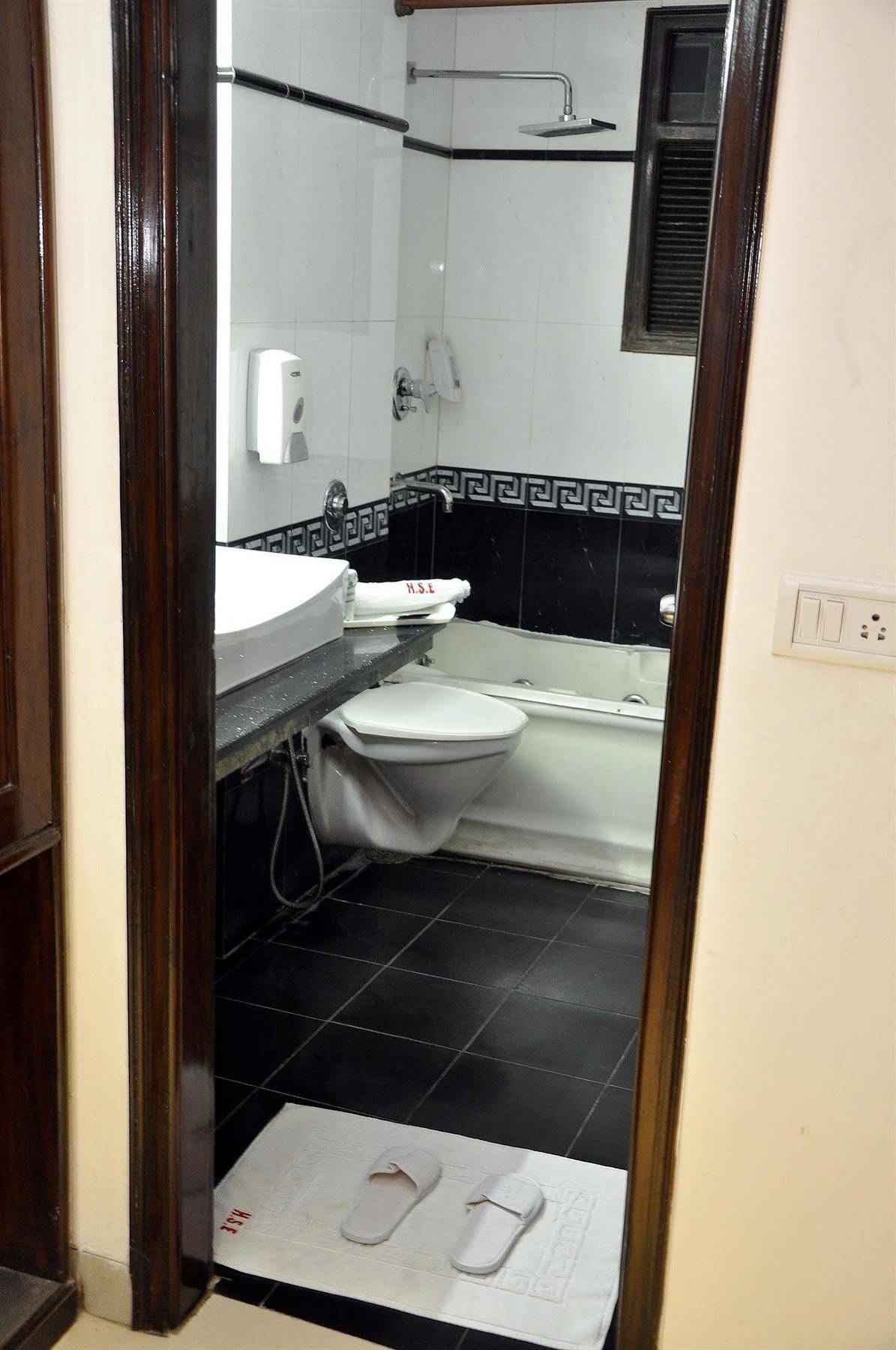 Hotel Delhi 55 -City Center New Delhi Bagian luar foto